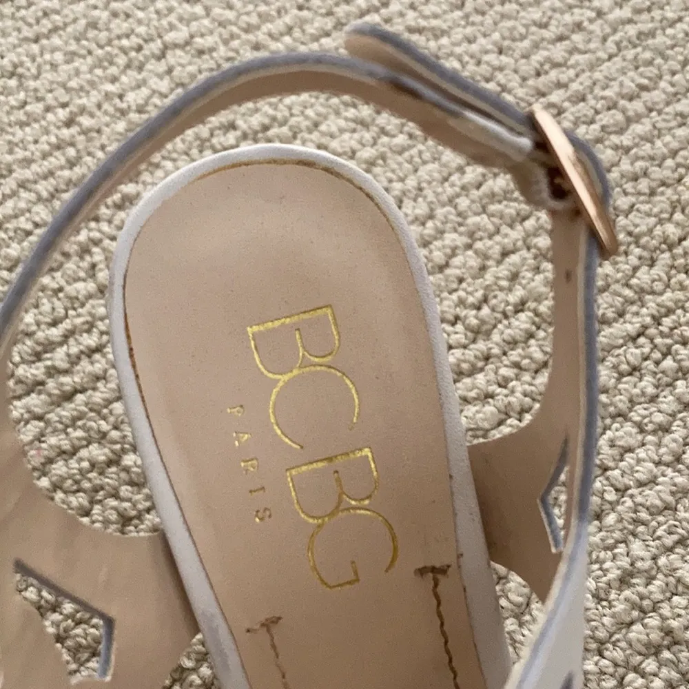 BCBG Paris White Leather Cutout High Heel Shoes Abstract Straps Size 8 Like New - Image 3