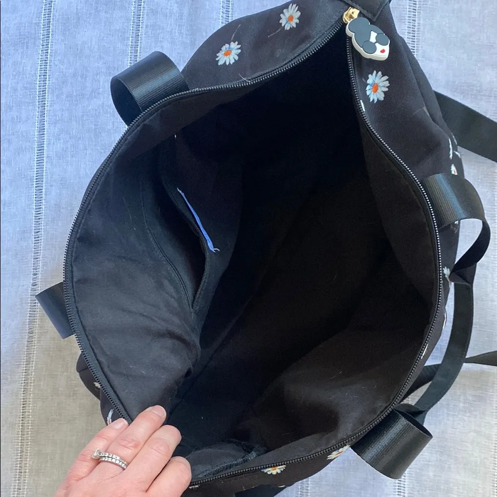 Alice + Olive X FABFITFUN DUFFEL Daisy Bag Black - Image 8