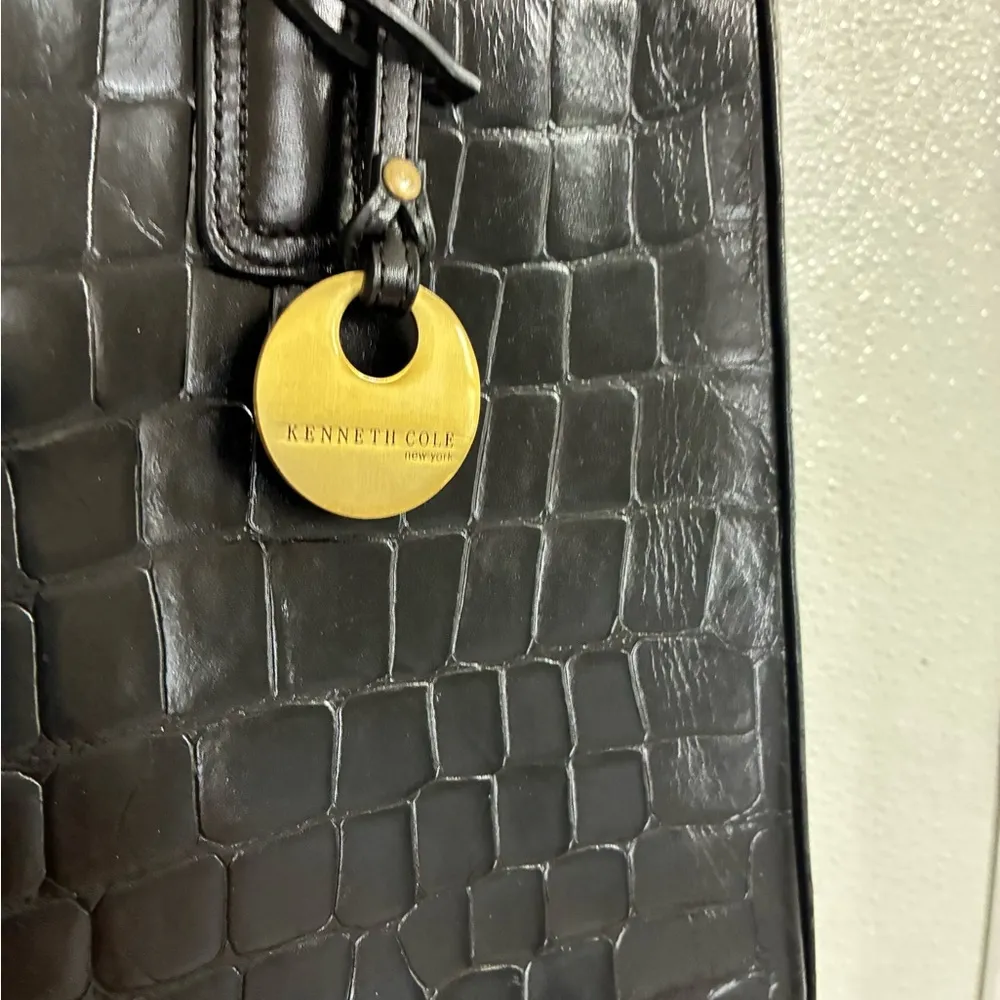 Elegant Black Crocodile-Embossed Leather Tote - Image 3