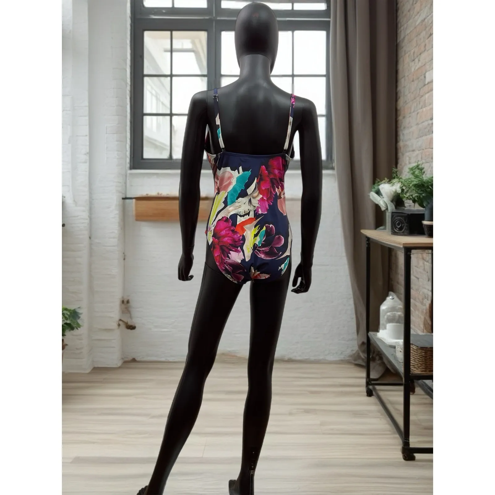 Kenneth Cole Floral Cut - Image 3