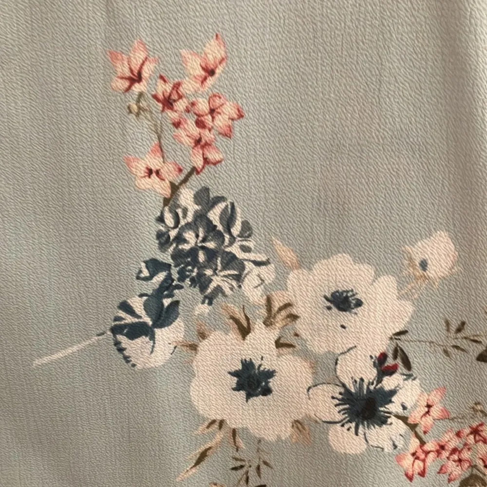 Aqua blue floral print blouse woman’s size small - Image 4