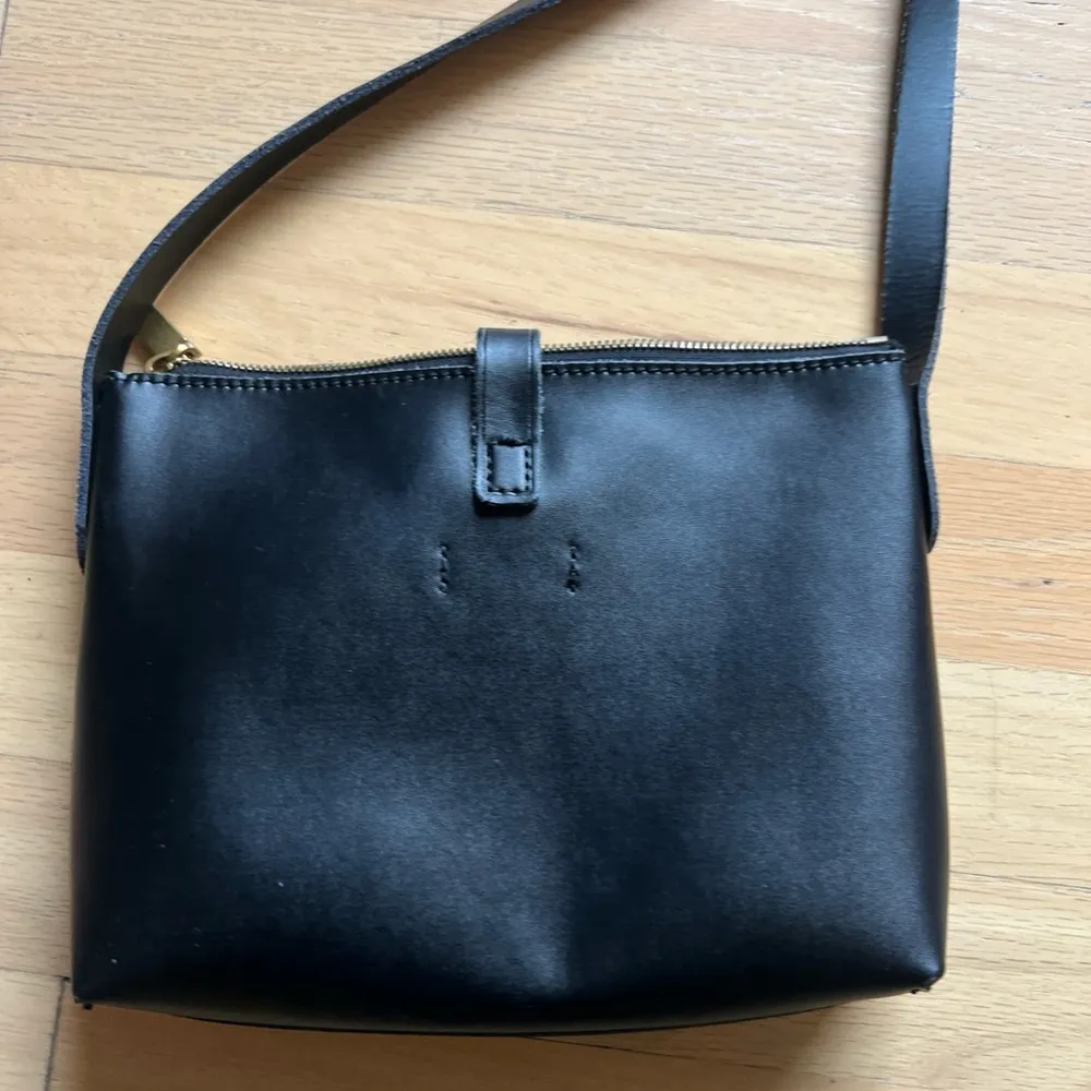 J. CREW Black Crossbody Purse Bag Leather Adjustable Strap Small Snap Zipper - Image 7