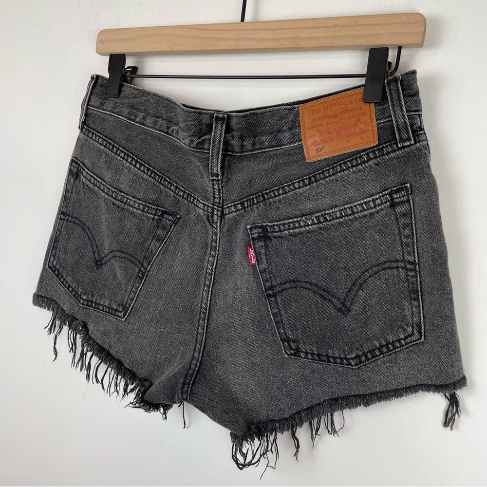 Levi’s 501 Black Denim Distressed Shorts Sz 26 Frayed Raw Hem - Image 3