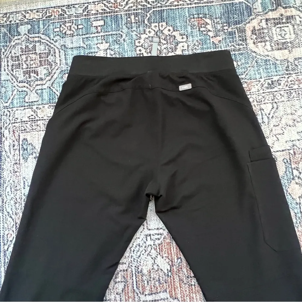 FIGS Kade Cargo Scrub Pants in Black Straight Leg Classic Fit Yoga Waist T21004 - Image 14