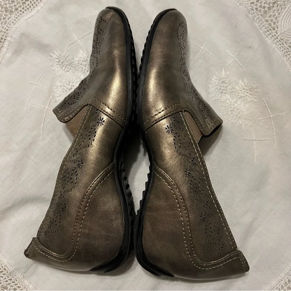 Easy Street Bronze Metallic Slip On Shoes Women’s Size 7.5 Lazer Cut Design - Image 8