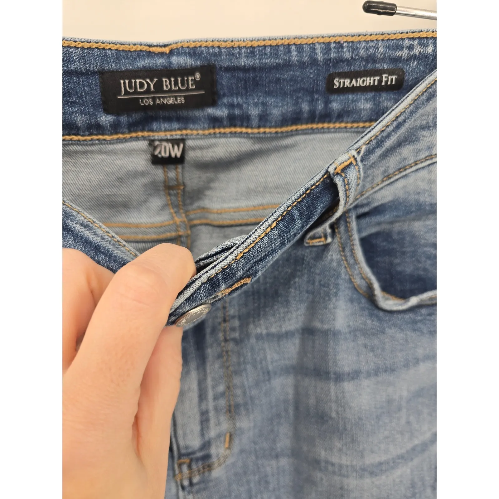 Judy Blue Jeans Women's 20W Straight Fit Distressed Light Wash Cropped Denim - Image 3