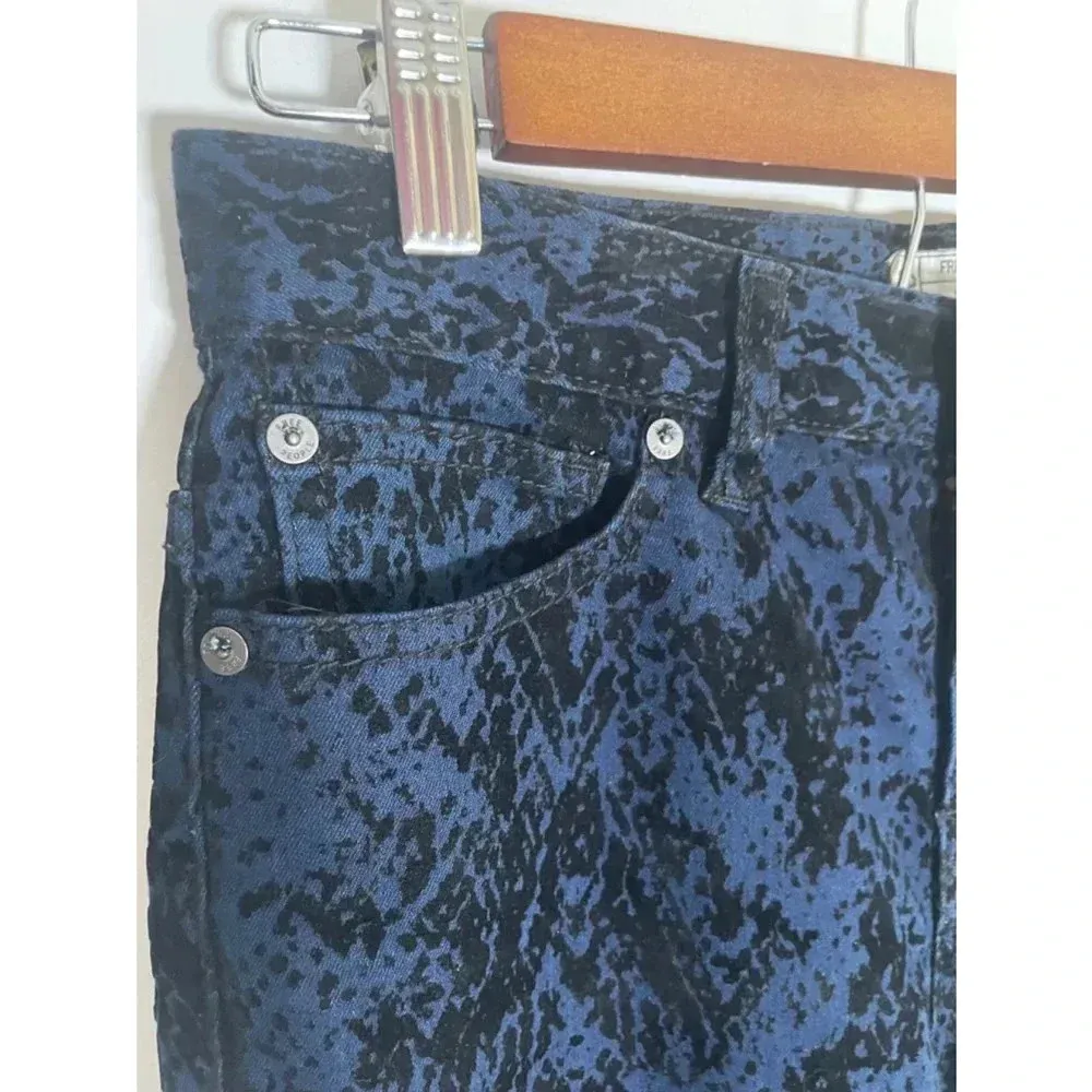 Women's Free People Blue Snake Print Velvet Skinny Jeans Size 26 Animal 0119‎ - Image 3
