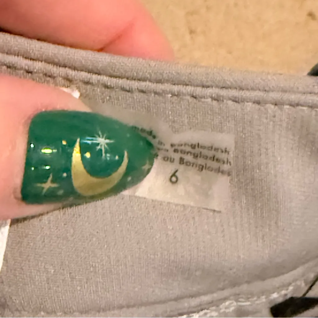 Calvin Klein Women's Light Gray Trousers - Image 6