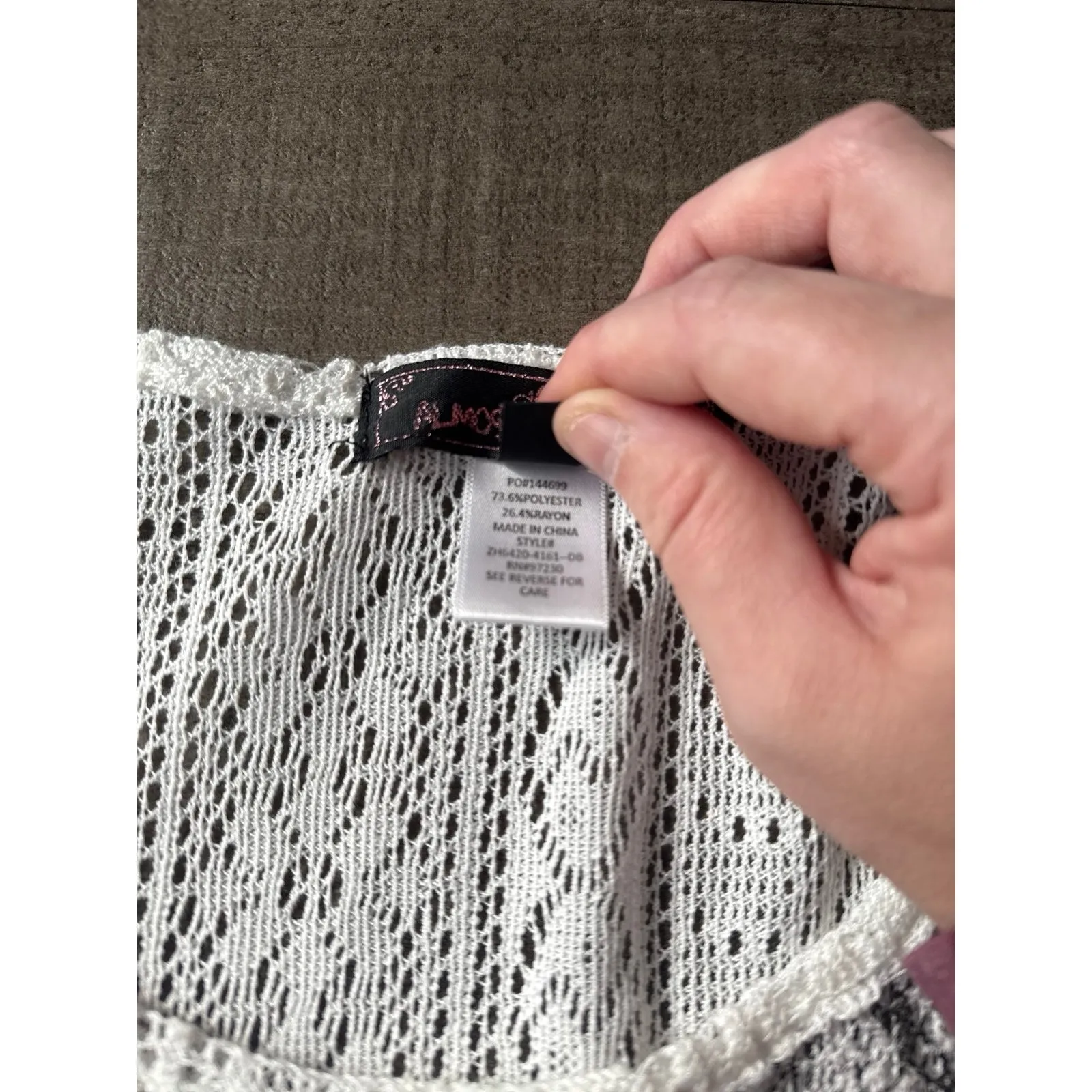 Almost Famous Women's White with Black Feather Laced Short Sleeve top Size Large - Image 4