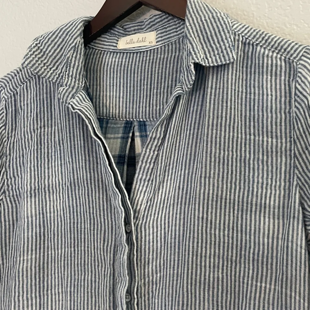 BELLA DAHL High Low Button Down Shirt in Sky Valley Wash - Image 4