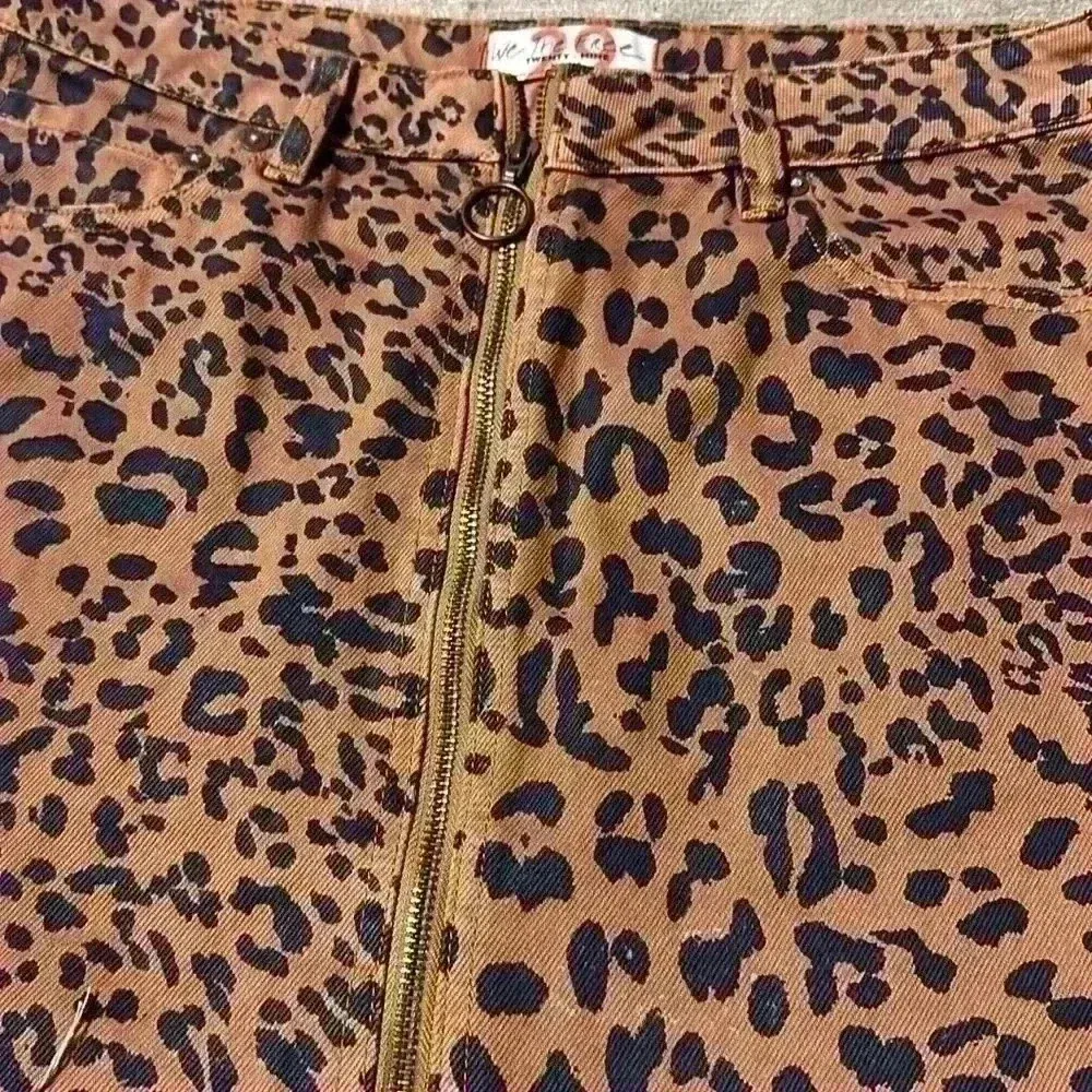 Free People Women's Zip It Up leopard Printed Mini Skirt size 29 waist - Image 6