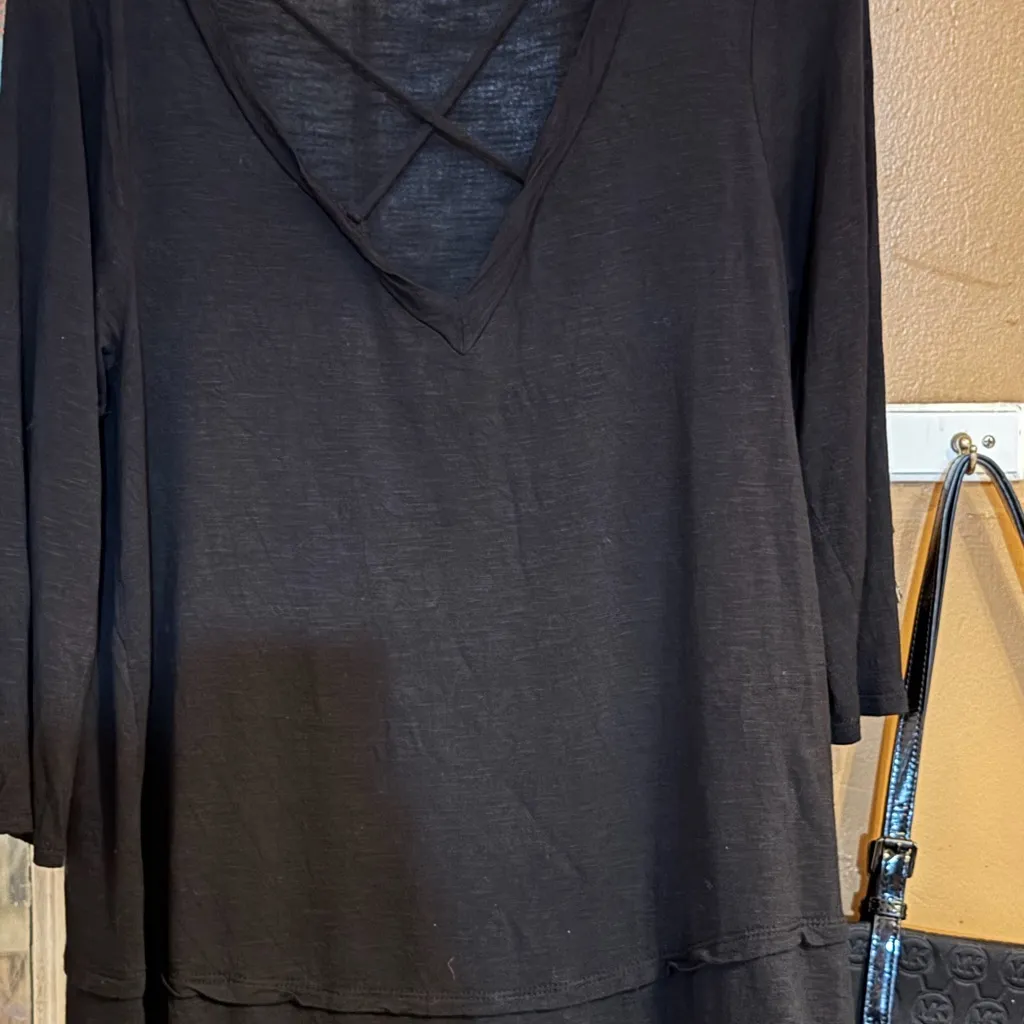 Kaileigh Black Long Sleeve Tunic with V-Neck size medium - Image 4
