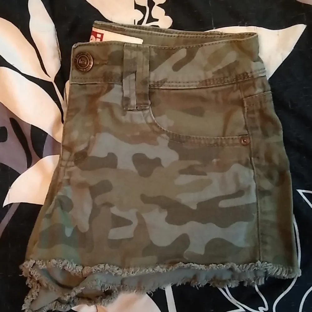 EUC . Camo Shorts Juniors Size 3 - Image 4