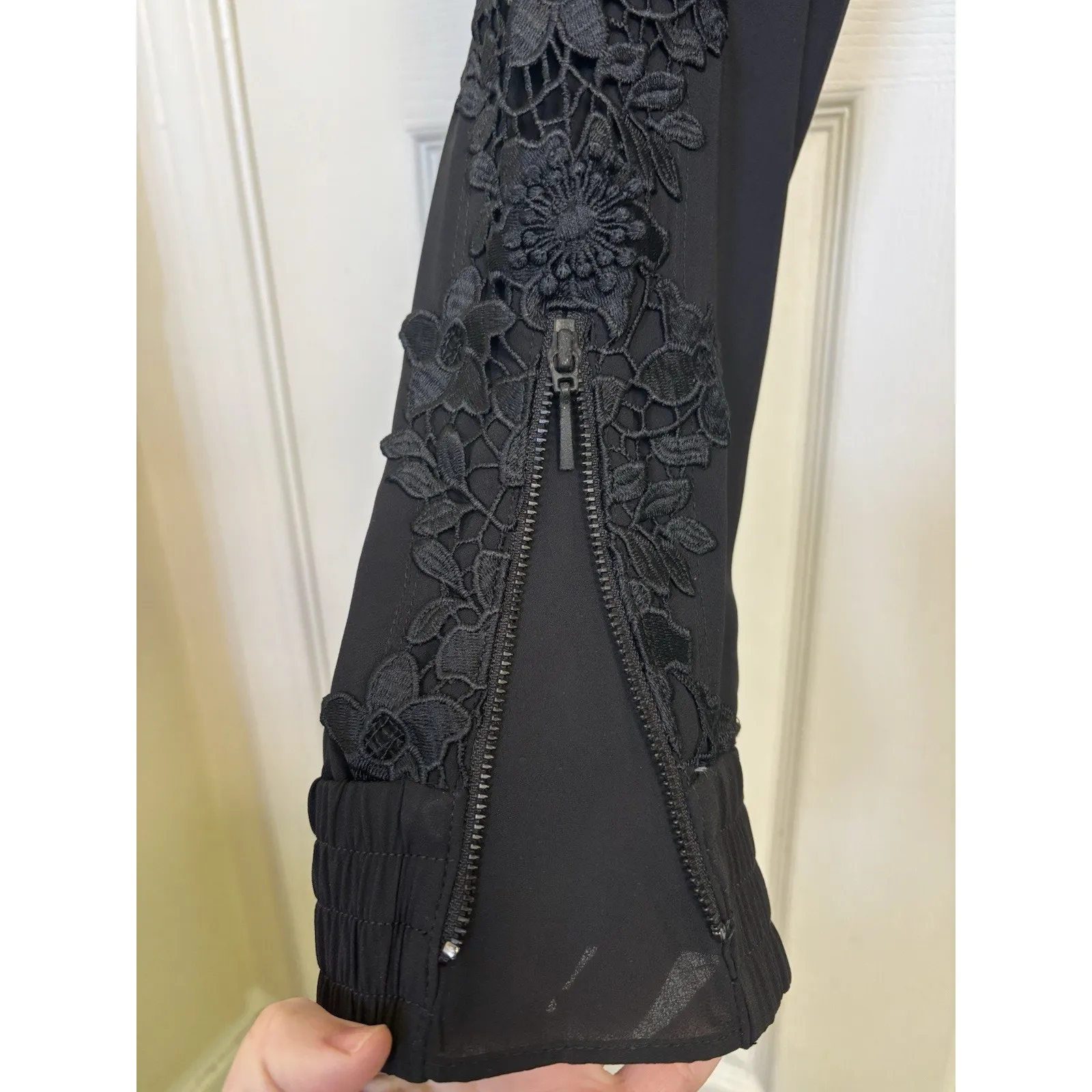 Elie Tahari Black Floral Lace Joggers Size Medium Pull On Fairy Grunge Gothic - Image 4