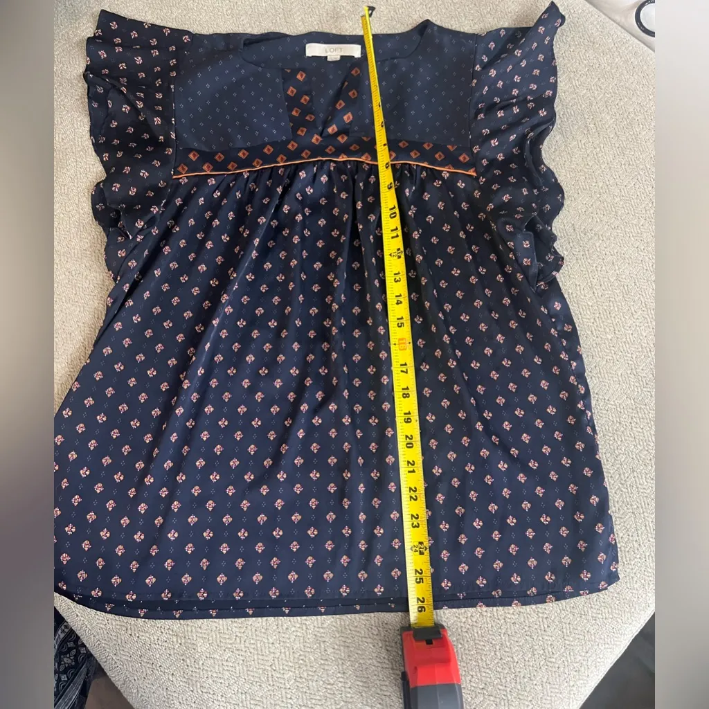 Loft Geo Split Neck Flutter Sleeve Flowy Top size Medium navy, and orange - Image 7