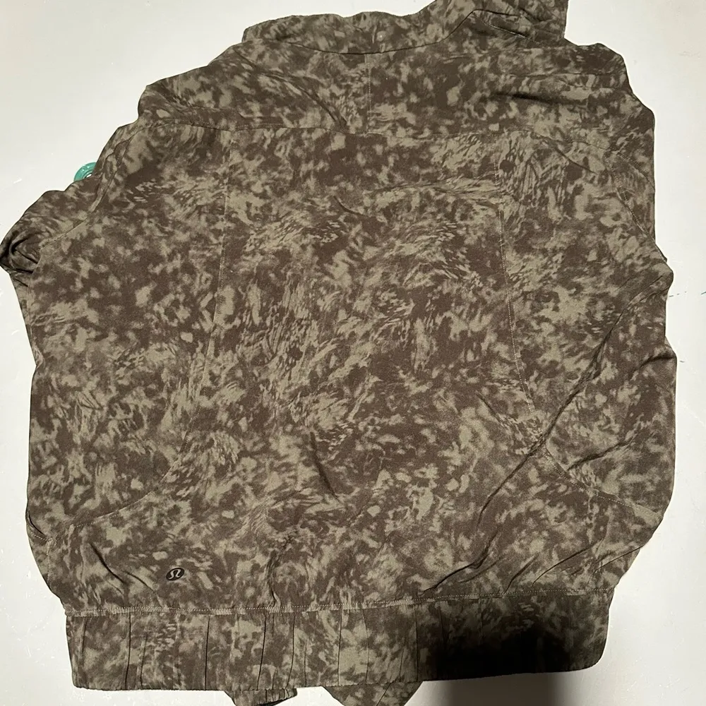 Lululemon Bombs Away Black / Olive Green Camo Print Reversible Zip Jacket Sz 6 - Image 9