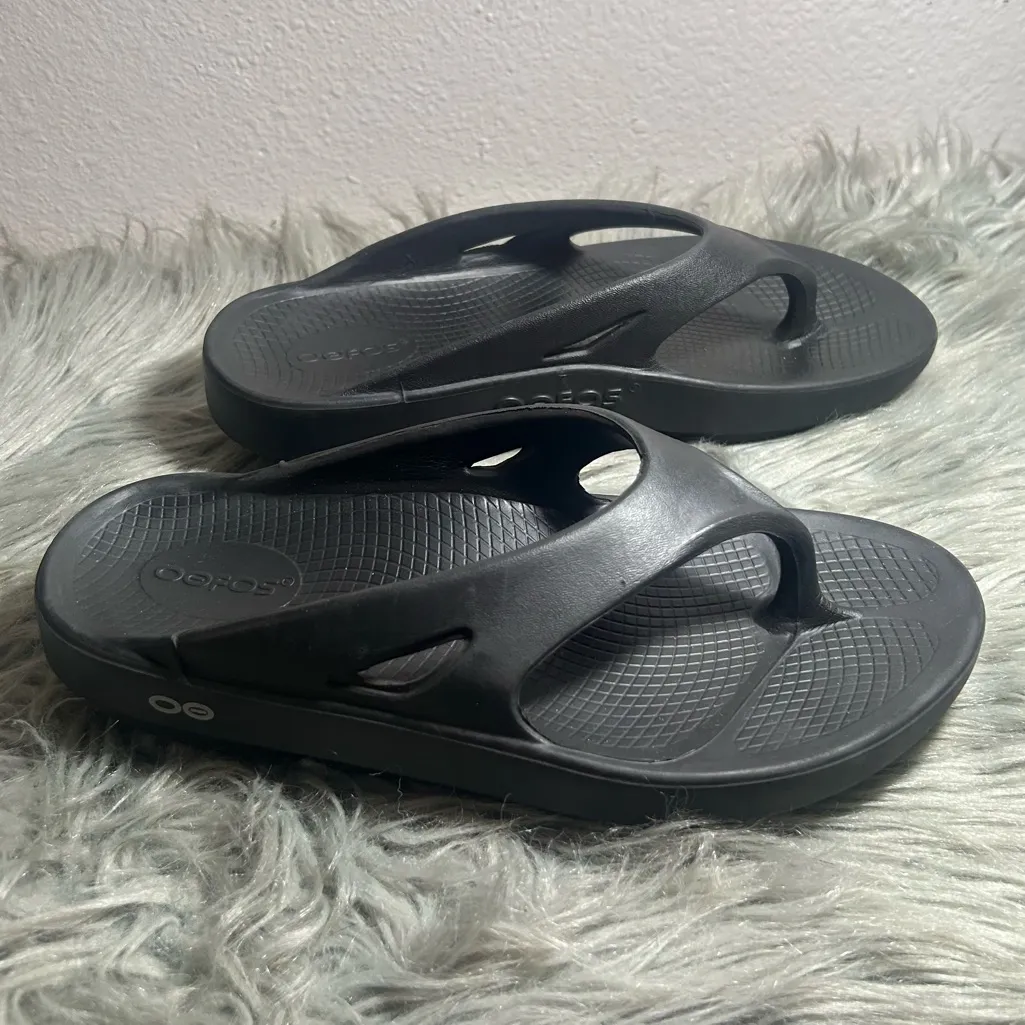 OOFOS THE ORIGINAL RECOVERY FOOTWEAR Black Slide Sandals Size W8 - Image 4