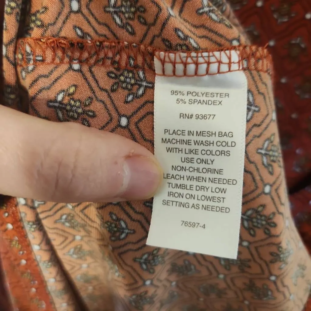 NWT LIZ CLAIBORNE Size L Rust Colored Geometric Print Blouse - Image 5