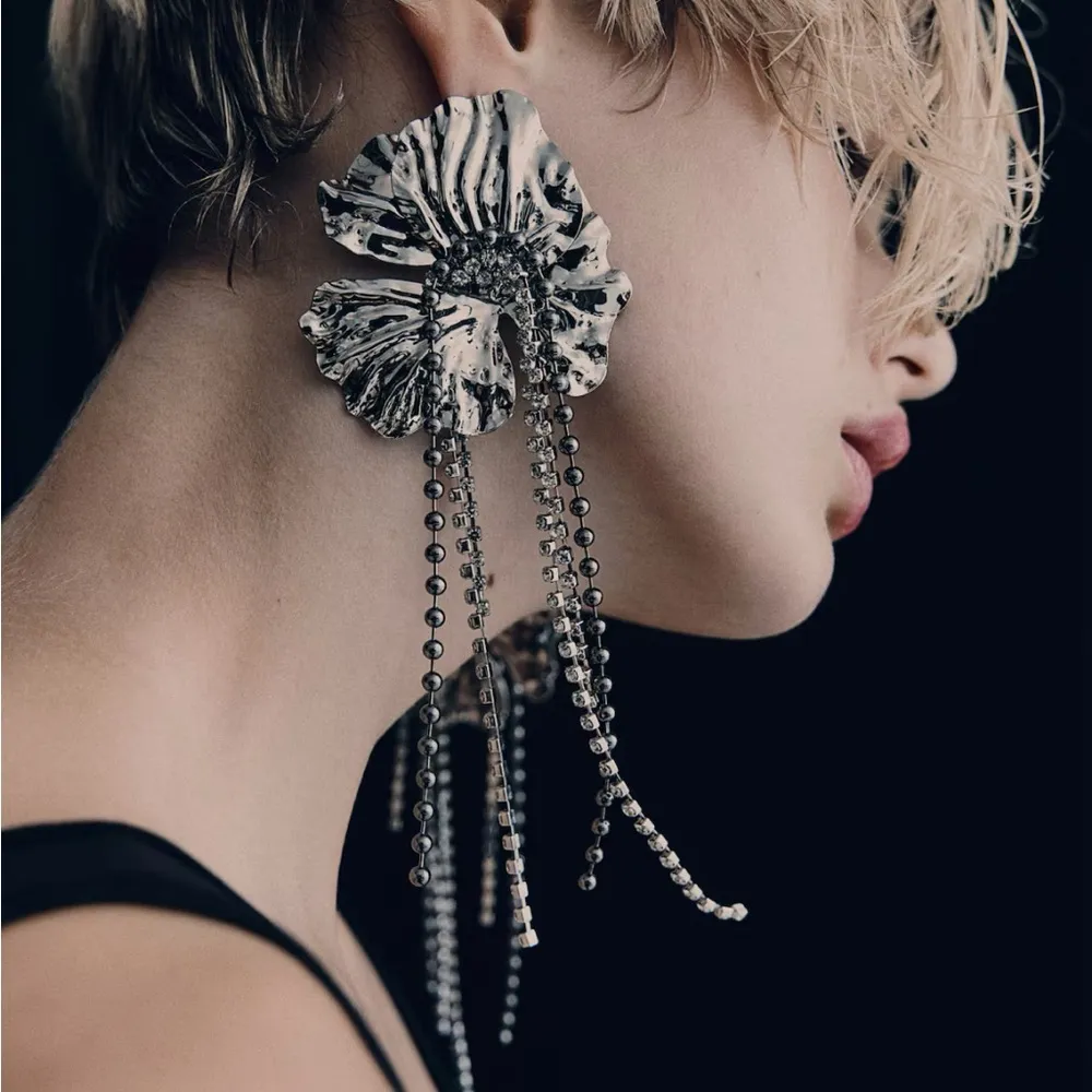 H&M LONG FLOWER-SHAPED EARRINGS - Image 3