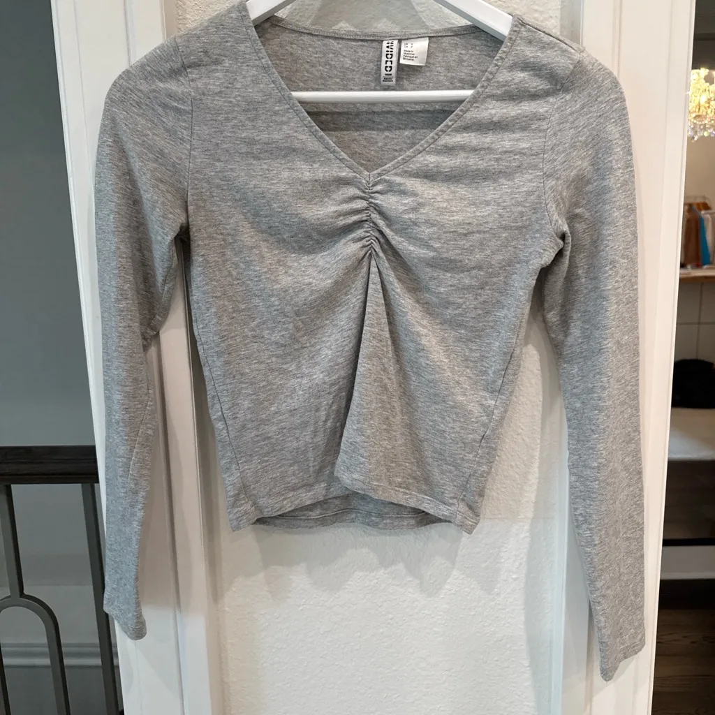 H&M Grey Long Sleeve Ruched V-Neck Top Size S - Image 2