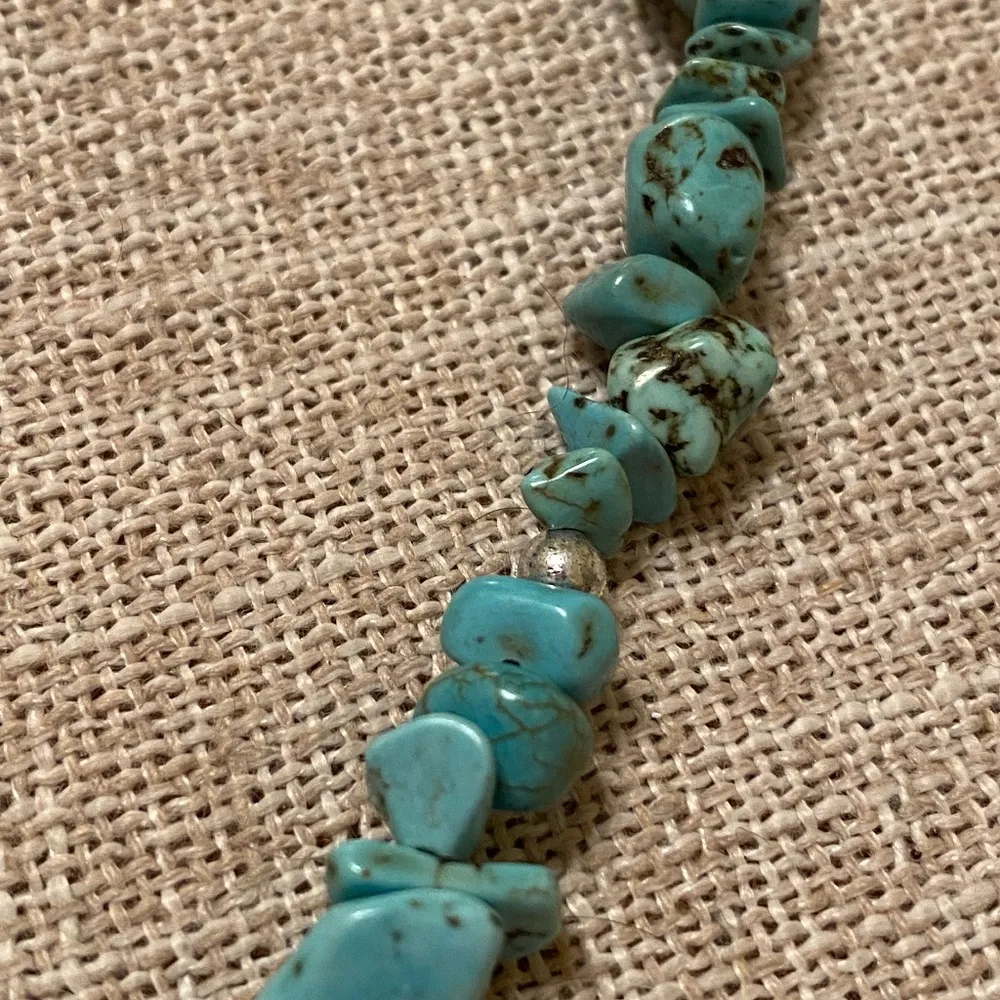 Dyed Howlite Turquoise Chip Necklace Pendant Barrel Clasp 17.5" Collar - Image 3