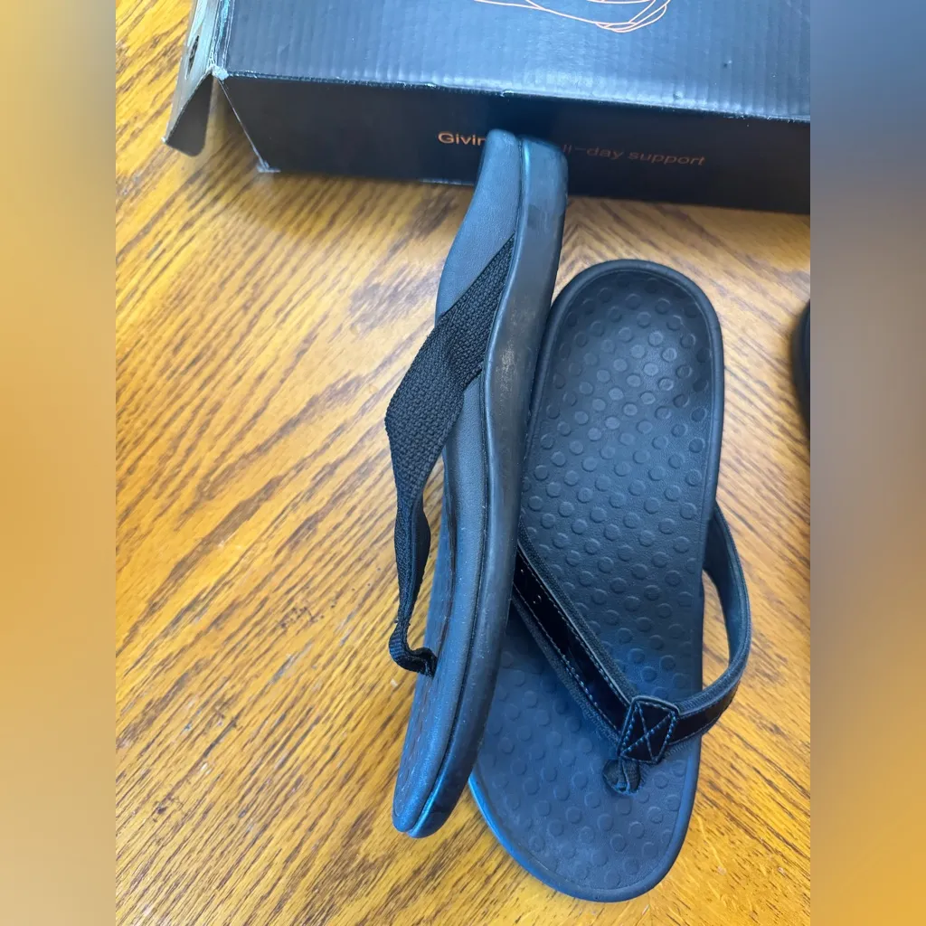 2 pairs of black sandals Vionic Tide II Flip Flop and no brand flip flop size 8 - Image 5