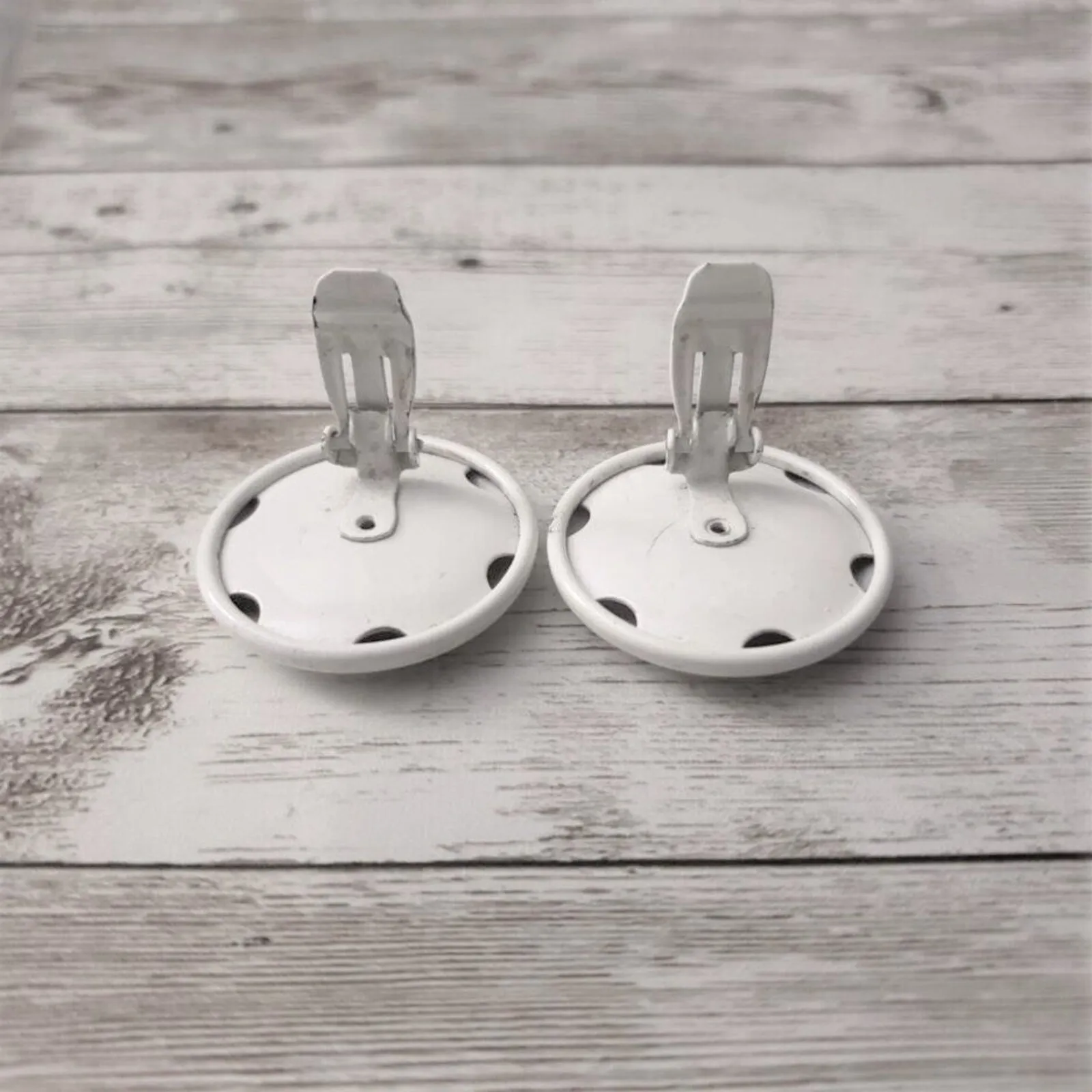 Vintage Clip On Earrings Light White Slightly Iridescent Circle - Image 4