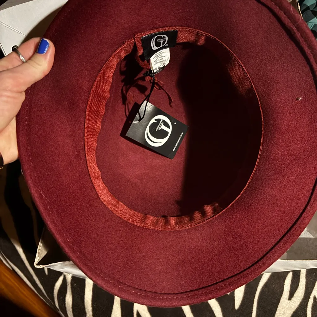 Elegant Burgundy Hat with Velvet Bow - Image 2