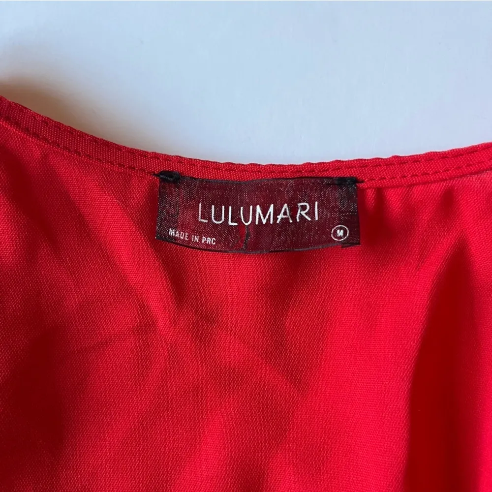 LULUMARI Women’s RED V Neck Eyelet Ruffle Edge Sleeve Blouse Size Medium - Image 5