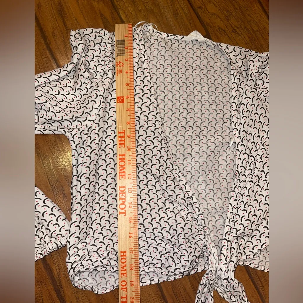 Billabong White and Black Wrap cropped Blouse top shirt woman’s size large - Image 7