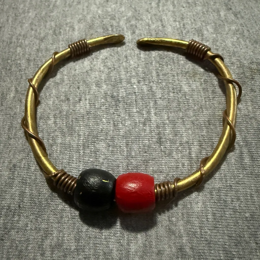 Gold Bracelet with Red and Black Beads Size 6 - Image 2