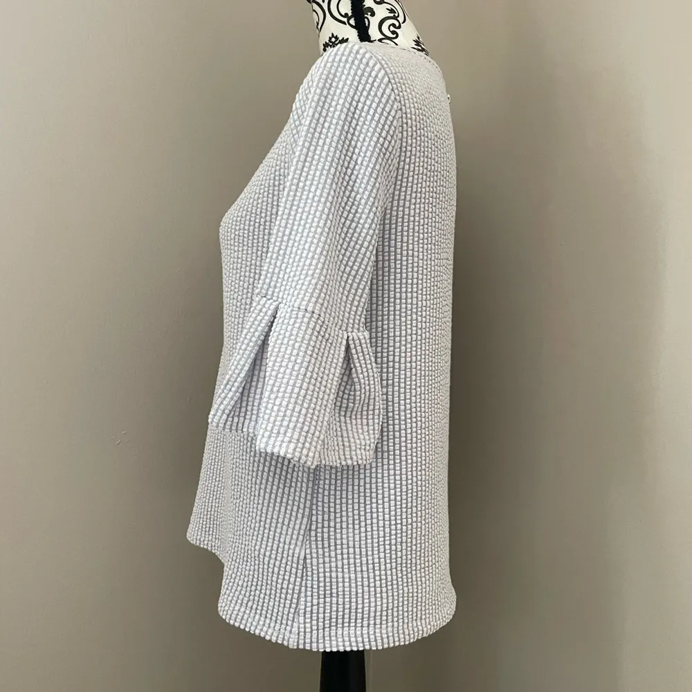 Green Envelope Bell Sleeve Gray and White Seersucker Top Size Small. - Image 3