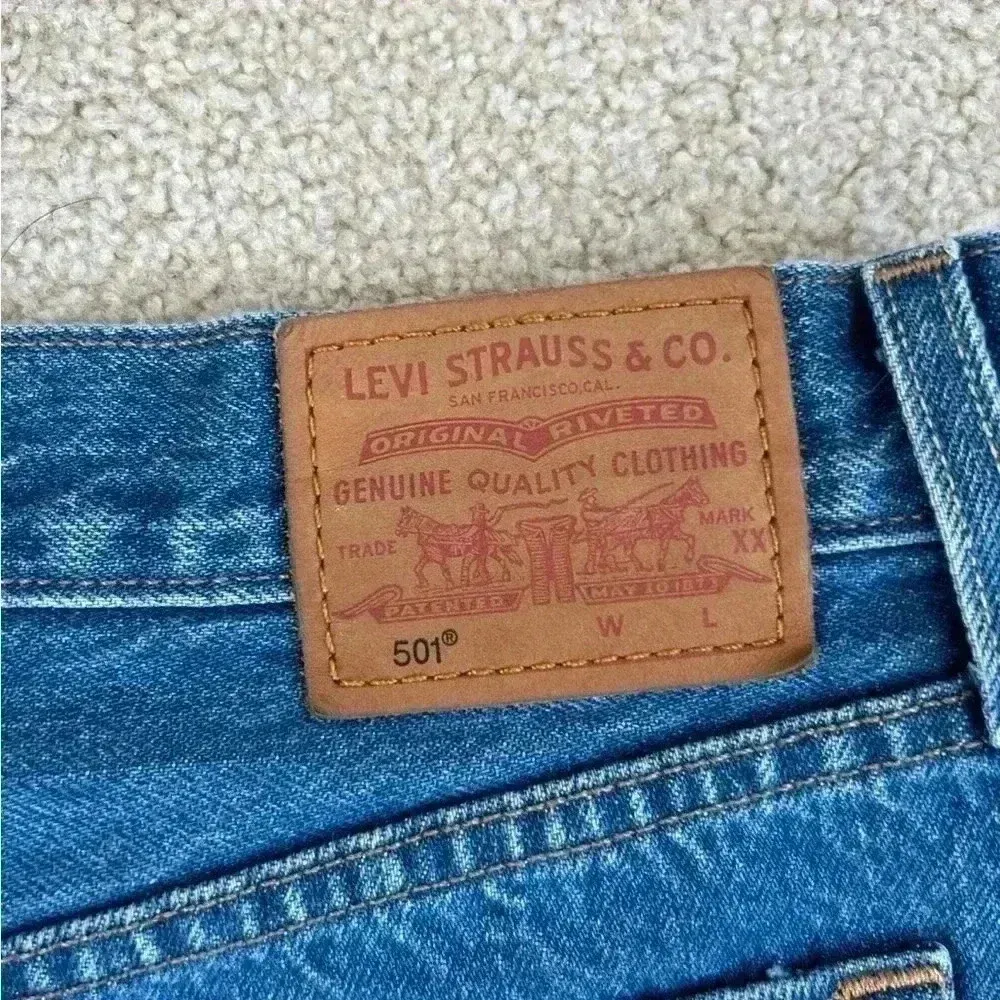 Levi’s button front high rise blue denim shorts in size 29 - Image 4