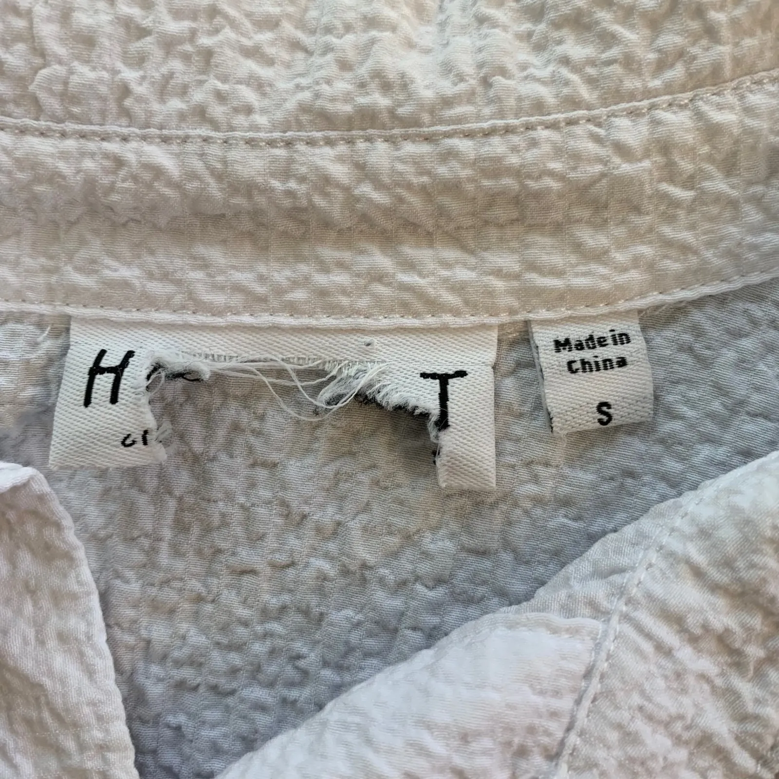 White Crinkle Button Down Top Blouse with Twist Front & Pocket - Size‎ Small - Image 5