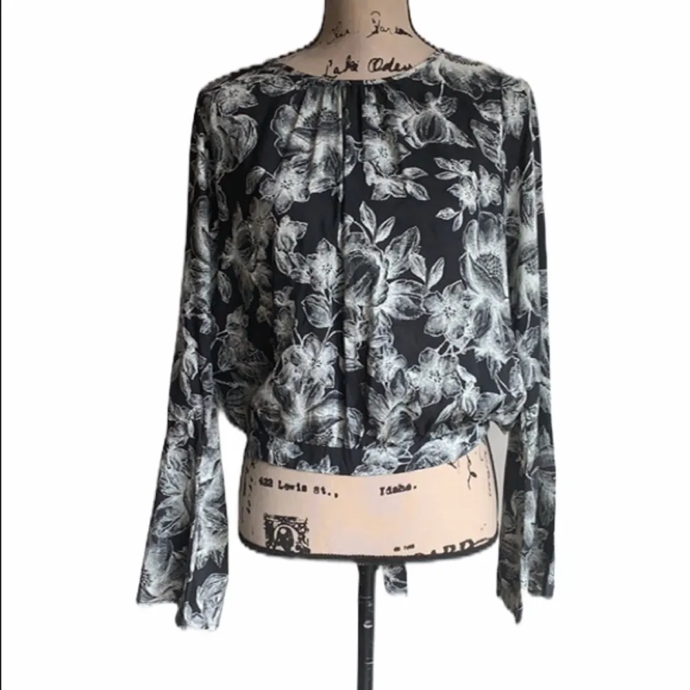 Melrose and Market Floral Hatchback Bell Sleeve Black Blouse Size Small NWT - Image 13
