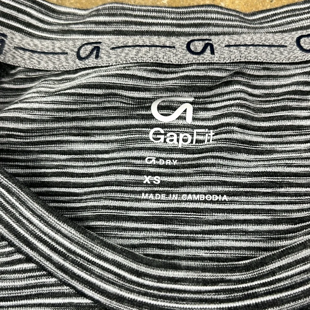 Gap fit athletic top with thumb holes 
Size: XS - Image 3