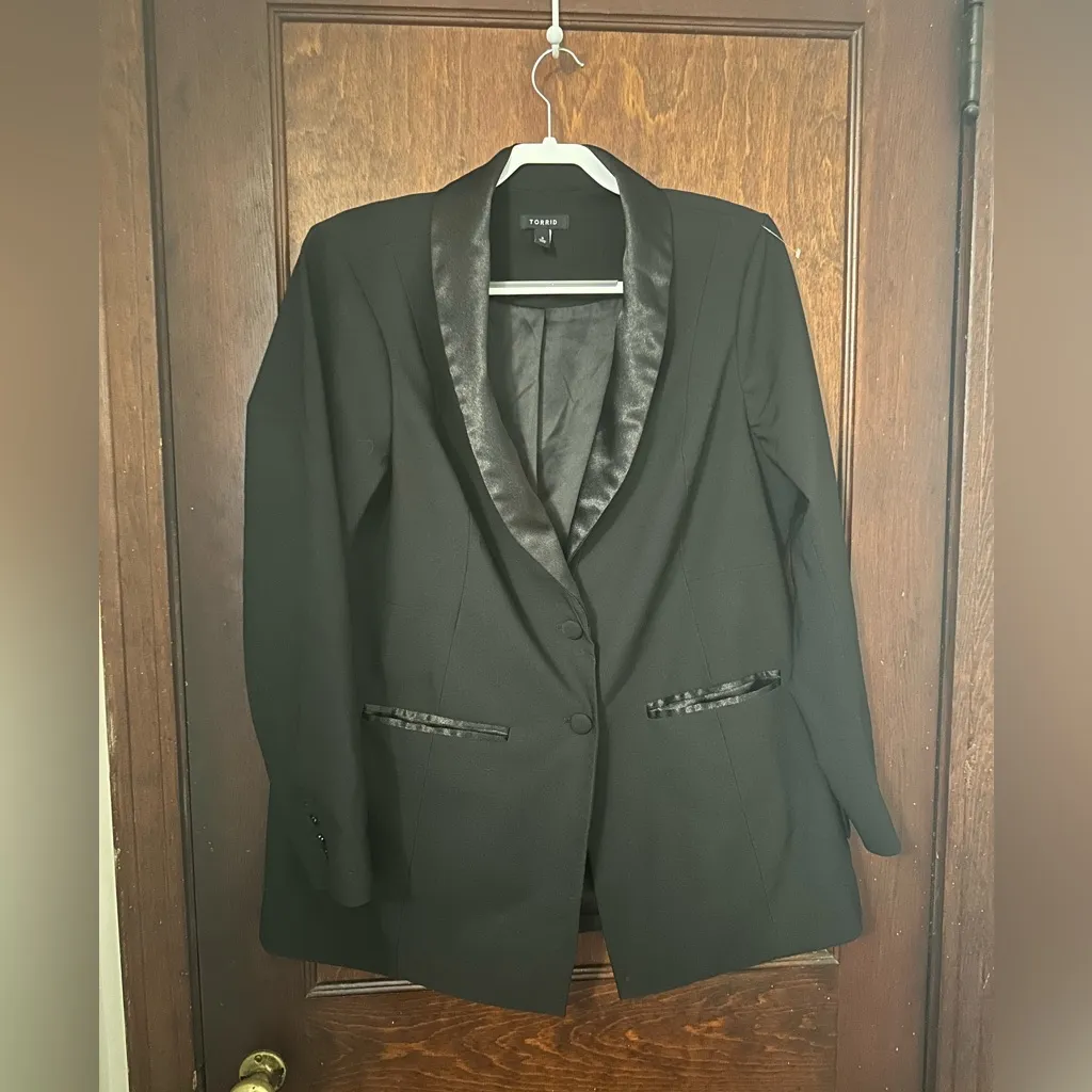 TORRID Studio Refined Crepe Satin Lapel Blazer Black Size 2X - Image 2