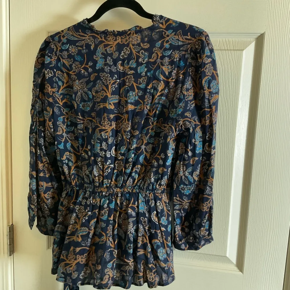 Lucky Brand women's navy blue floral faux wrap blouse size small - Image 6