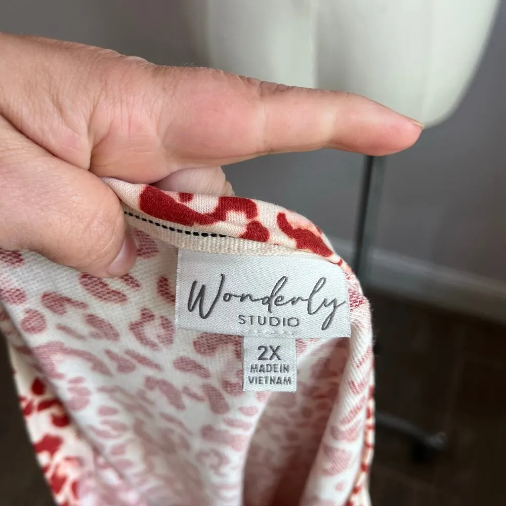 Wonderly Studio Women's White and Red Animal Print Short Sleeve Top Sz 2X - Image 5