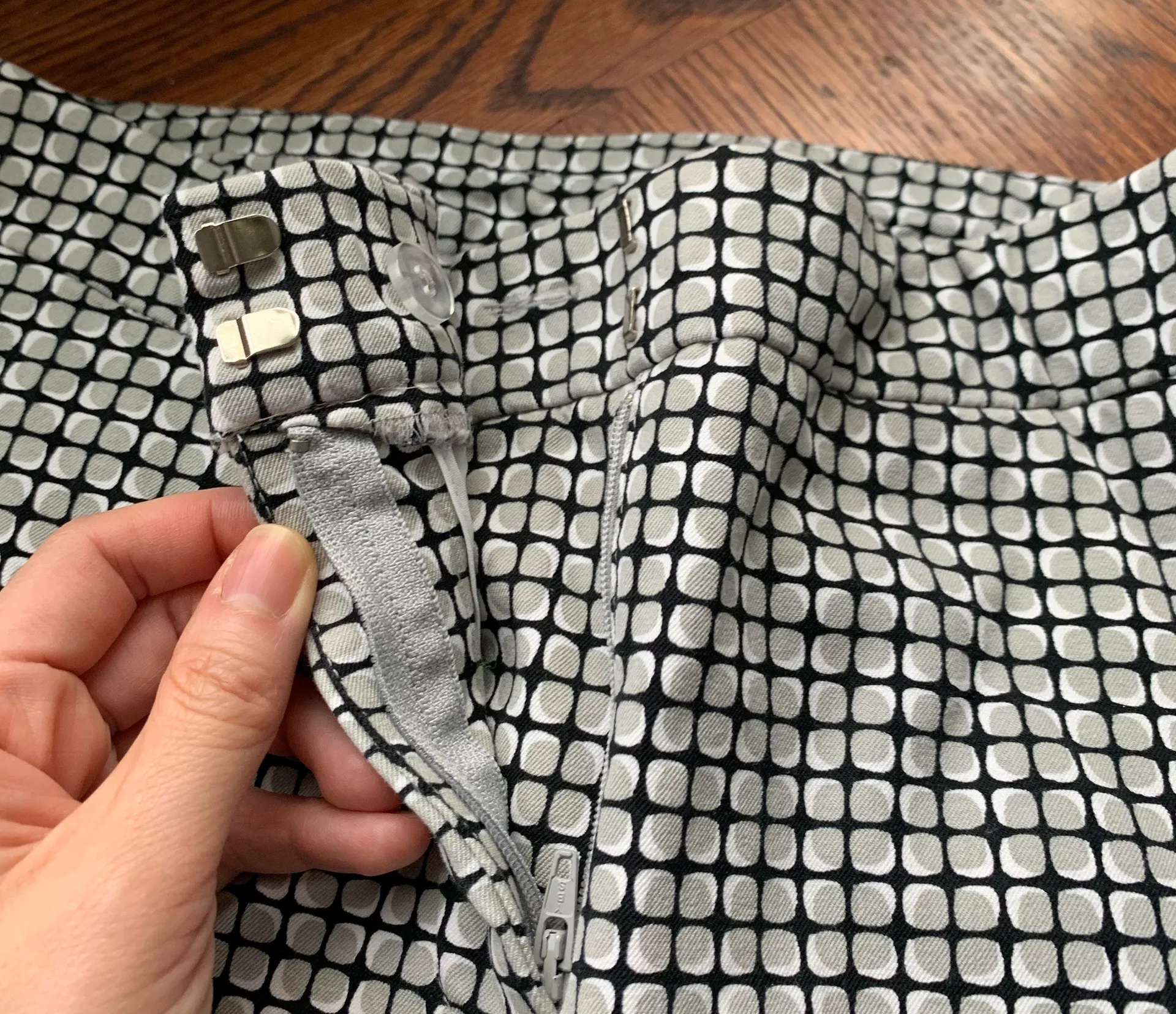 Gray Plaid Polka Dot Skinny Ankle Dress Pants EUC Black Size 2 - Image 7