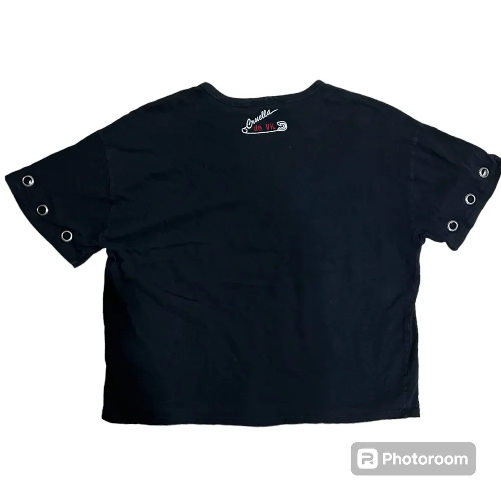 Disney Cruella "Evil by Design" tee size large - Image 2