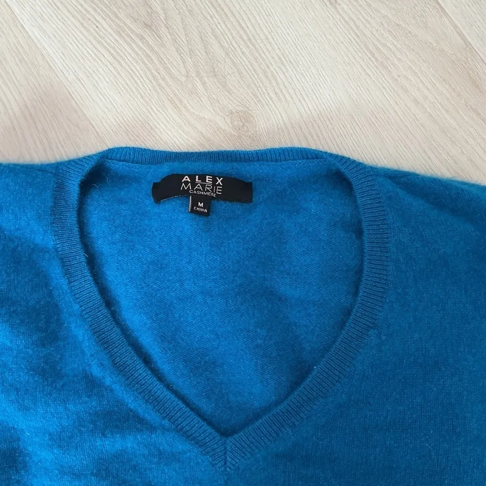 Alex Marie Teal Blue V Neck Long Sleeve Cashmere Sweater Women's - Image 2