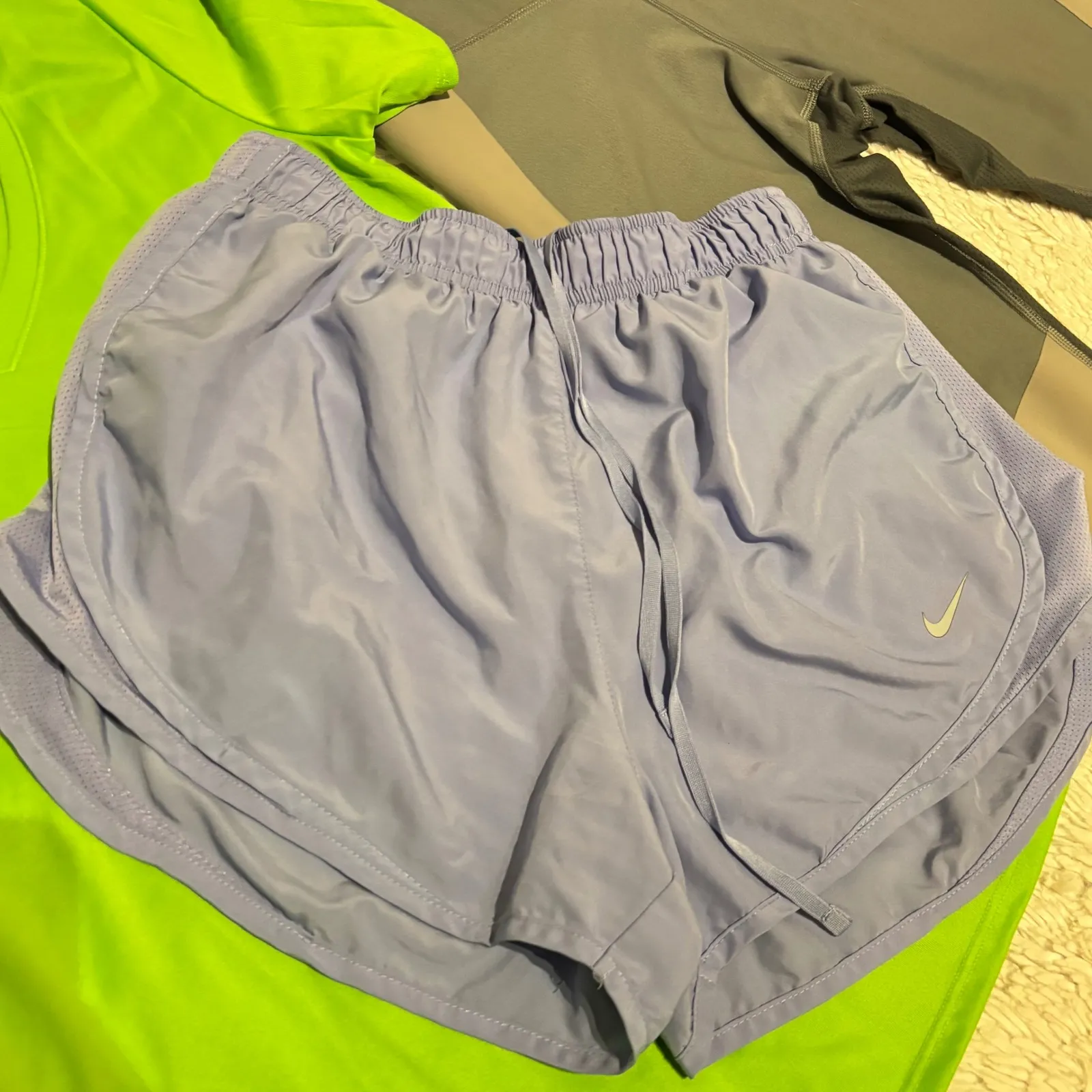 Nike Women's Outfit Bundle Activewear Set Top Shorts Leggings Tee Lot Sz Medium - Image 8