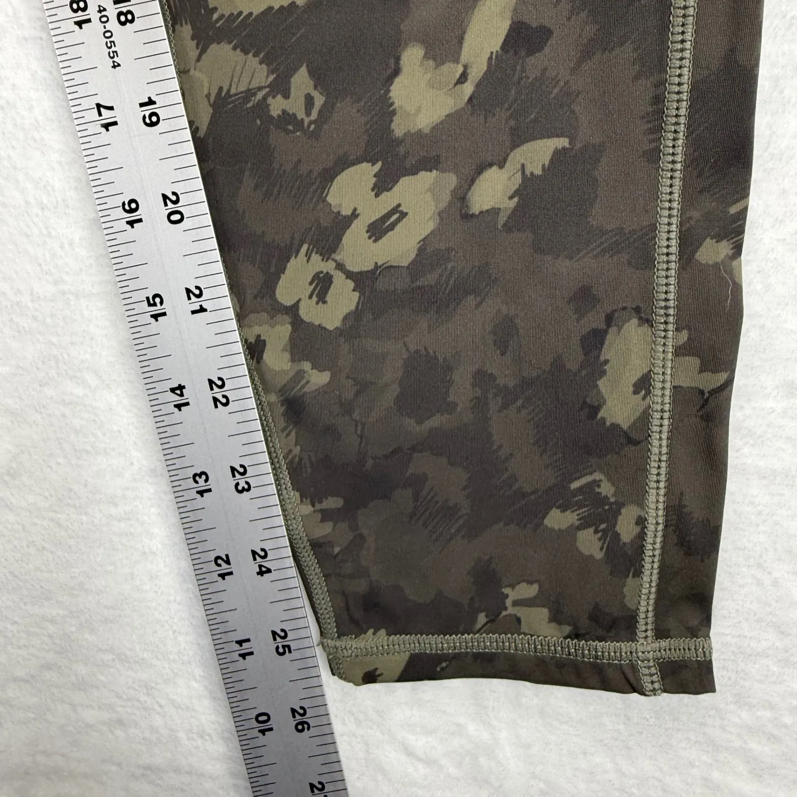 Vuori Womens Camo Print Mid Rise Leggings Medium Athleisure‎ Activewear - Image 4