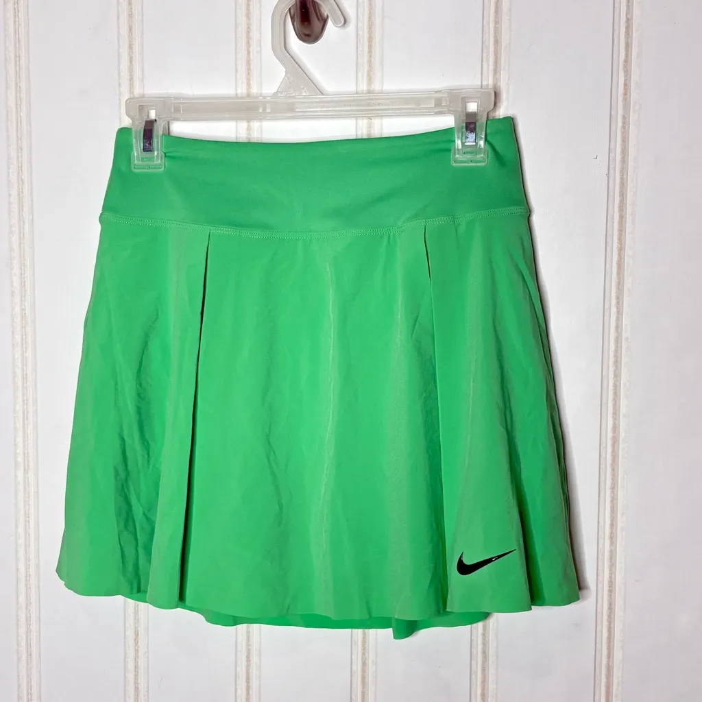 Nike Women's Dri-FIT Advantage Tennis Skirt Green 547 - Image 2