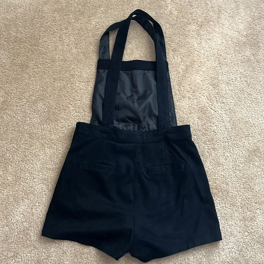 H&M Divided Faux Suede Black Overall Shorts in Size 6 - Image 3