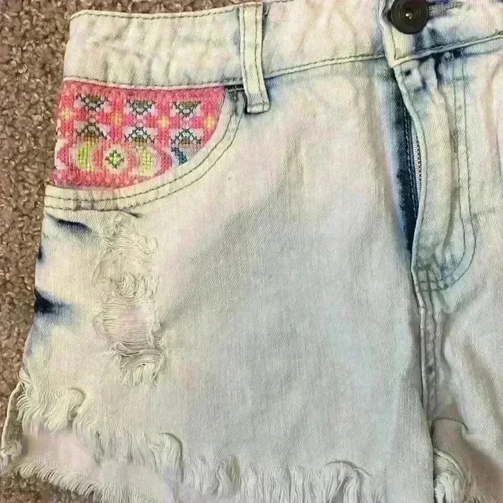 Rue 21 Acid Wash Denim Shorts Embroidered Pockets Frayed Hem‎ Size 7/8 Blue - Image 5