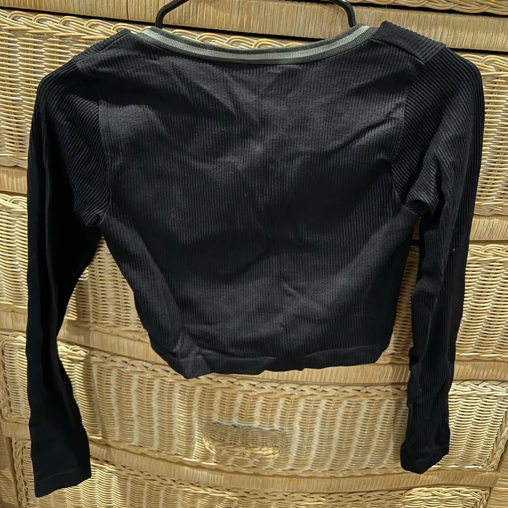 Urban Outfitters Ribbed Cropped Black V-neck Long Sleeve - Image 5