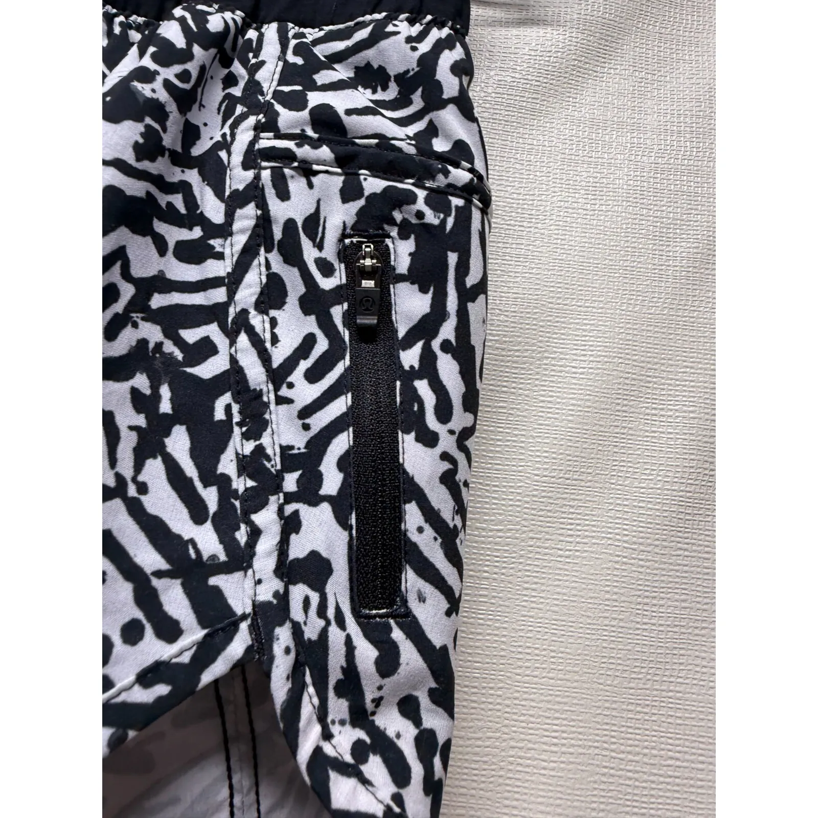 Lululemon‎ Tracker Short 4" Women Sz 4 Black White Animal Print Running Athletic - Image 3