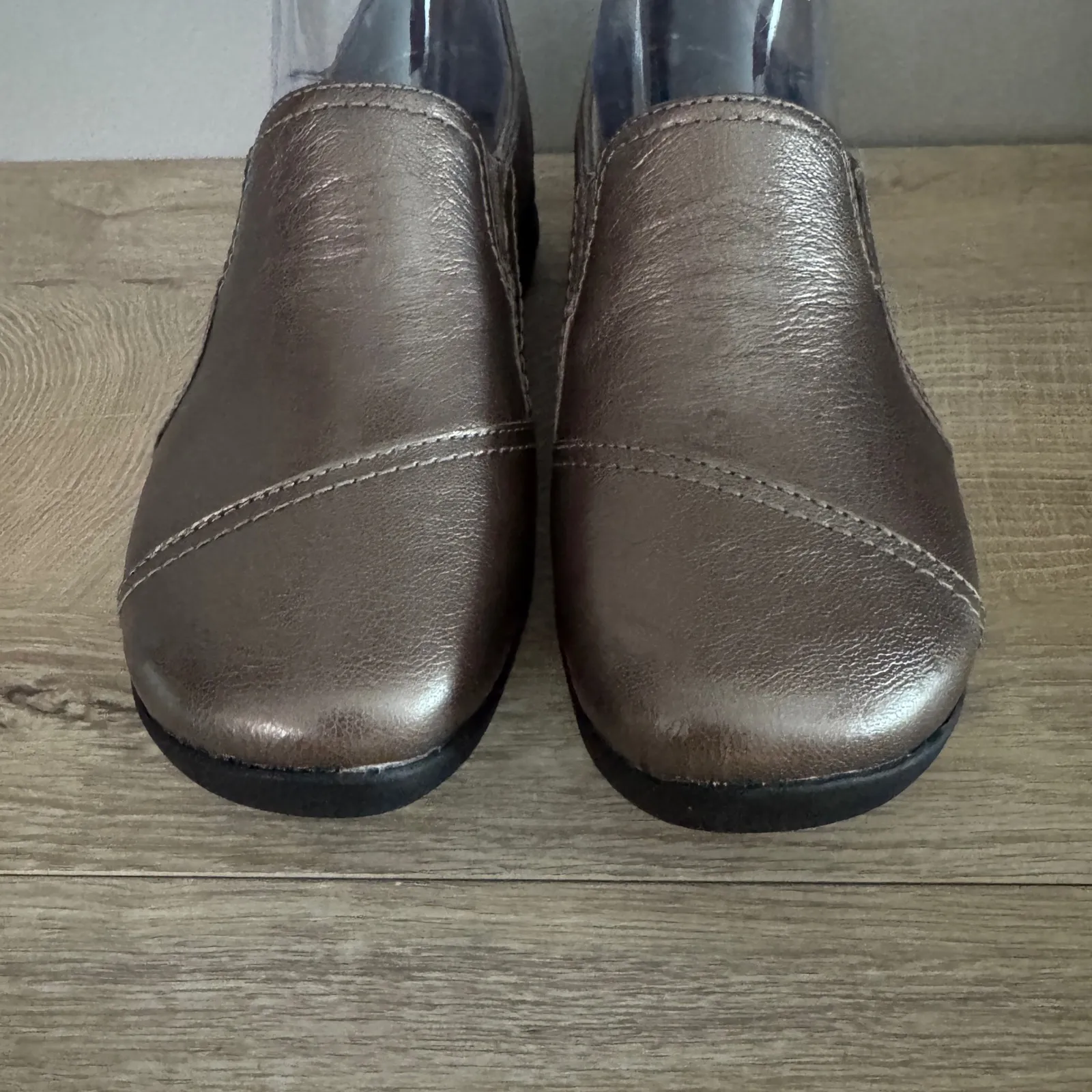 Clarks In Motion Slip On Comfort Shoes Womens 7.5W Bronze Leather Walking Travel - Image 3